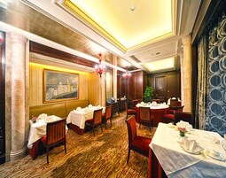 Phục vụ bữa tối 