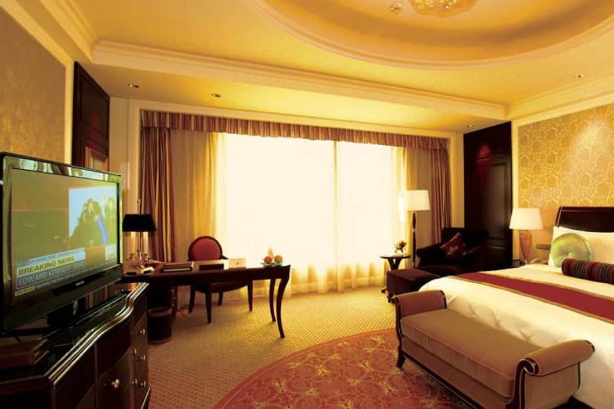 Down comforters, minibar, in-room safe, desk