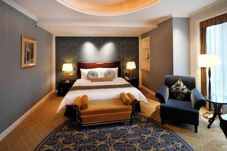 Executive King Bed Room | Down comforters, minibar, in-room safe, desk. Grand Central Hotel Shanghai