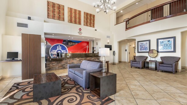 A spacious lobby with a reception desk, a sofa, and two armchairs. - Best Western Plus Eastgate Inn & Suites (Wichita)