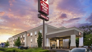 A Best Western Plus hotel with an indoor pool, a modern architectural design, and a parking lot. - Best Western Plus Eastgate Inn & Suites (Wichita)