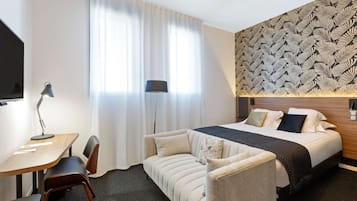 Superior Room, 1 Queen Bed, Non Smoking | Premium bedding, pillow-top beds, in-room safe, individually decorated