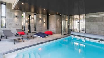 Een binnenzwembad, open van 08.00 uur tot 22.00 uur, en ligstoelen