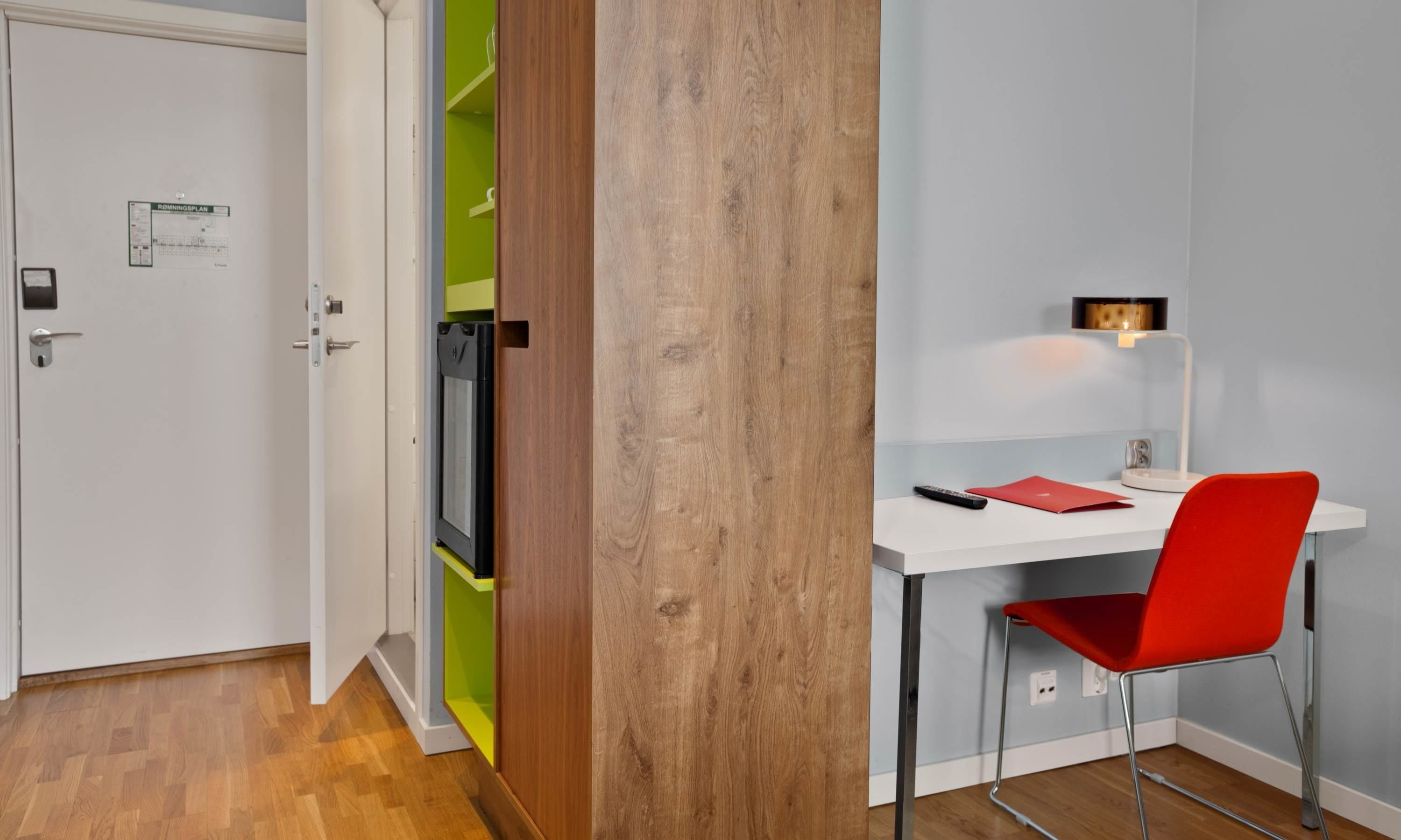 standard twin room, non smoking | pillow-top beds, minibar, in-room safe, desk