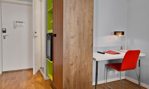 Habitación estándar con 2 camas individuales, no fumadores | Colchones con acolchado adicional, minibar, caja fuerte y escritorio