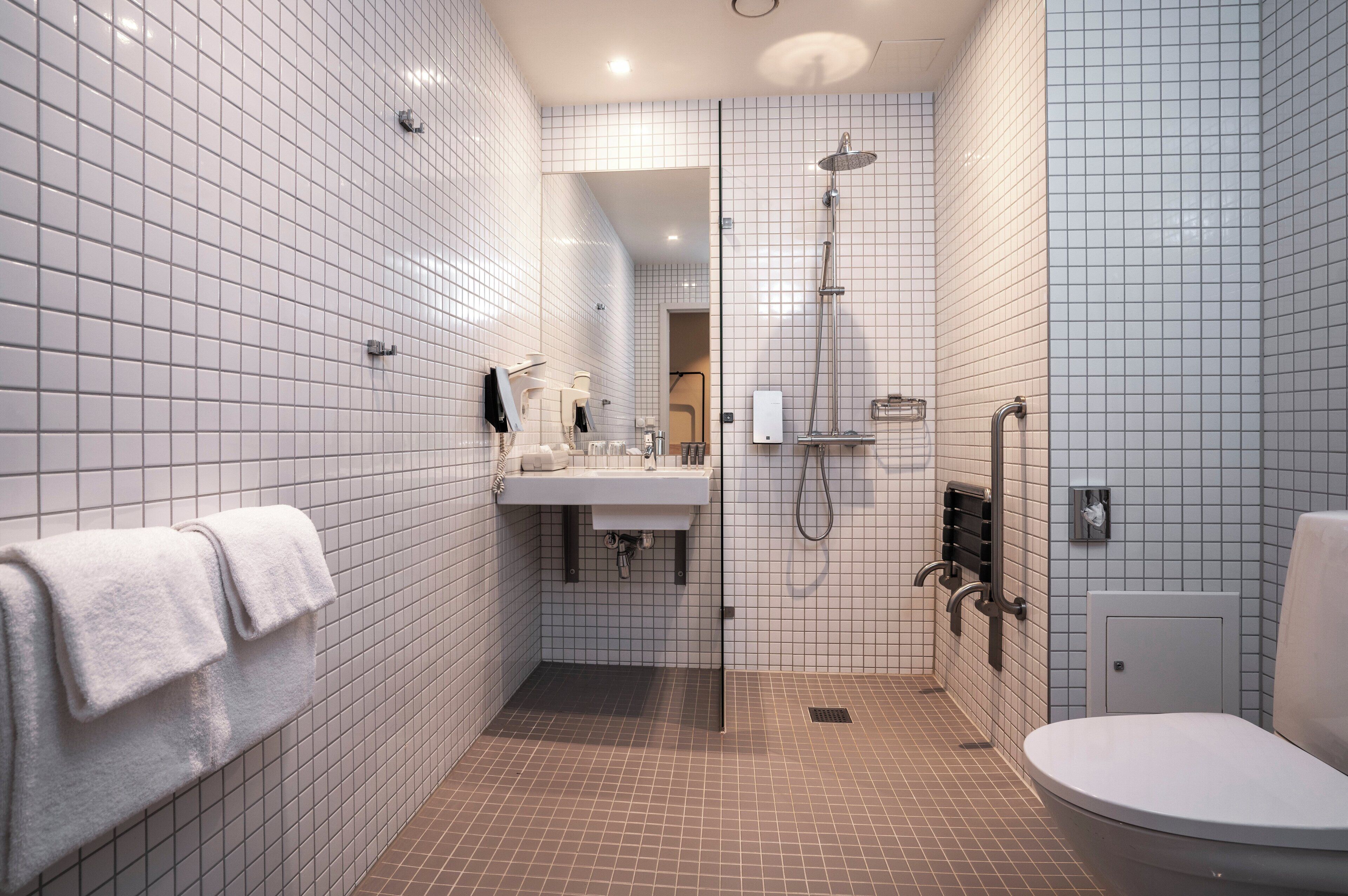 room, accessible | bathroom | shower, free toiletries, hair dryer, towels