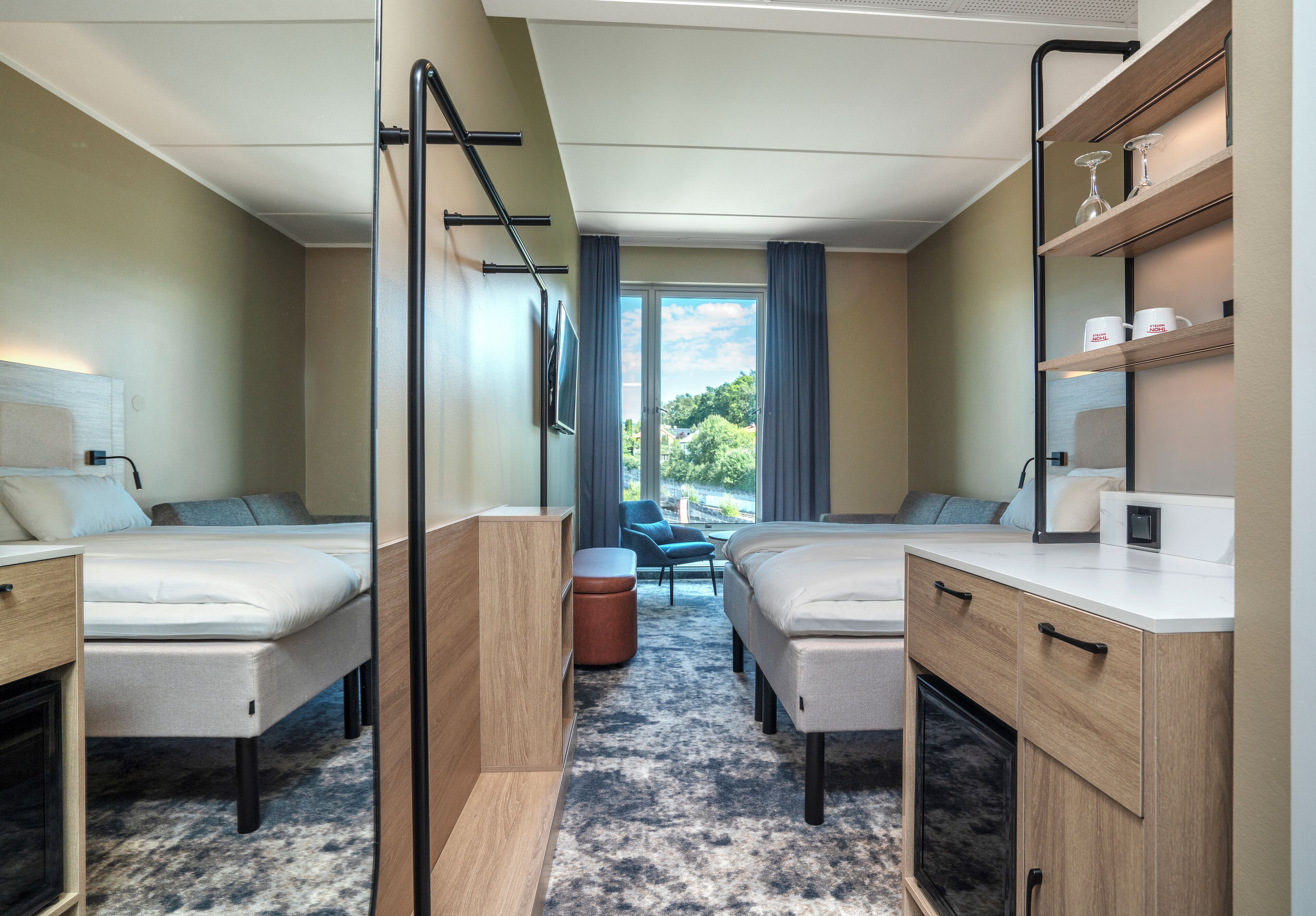 Colchones con pillow-top, minibar y caja de seguridad en la habitación 