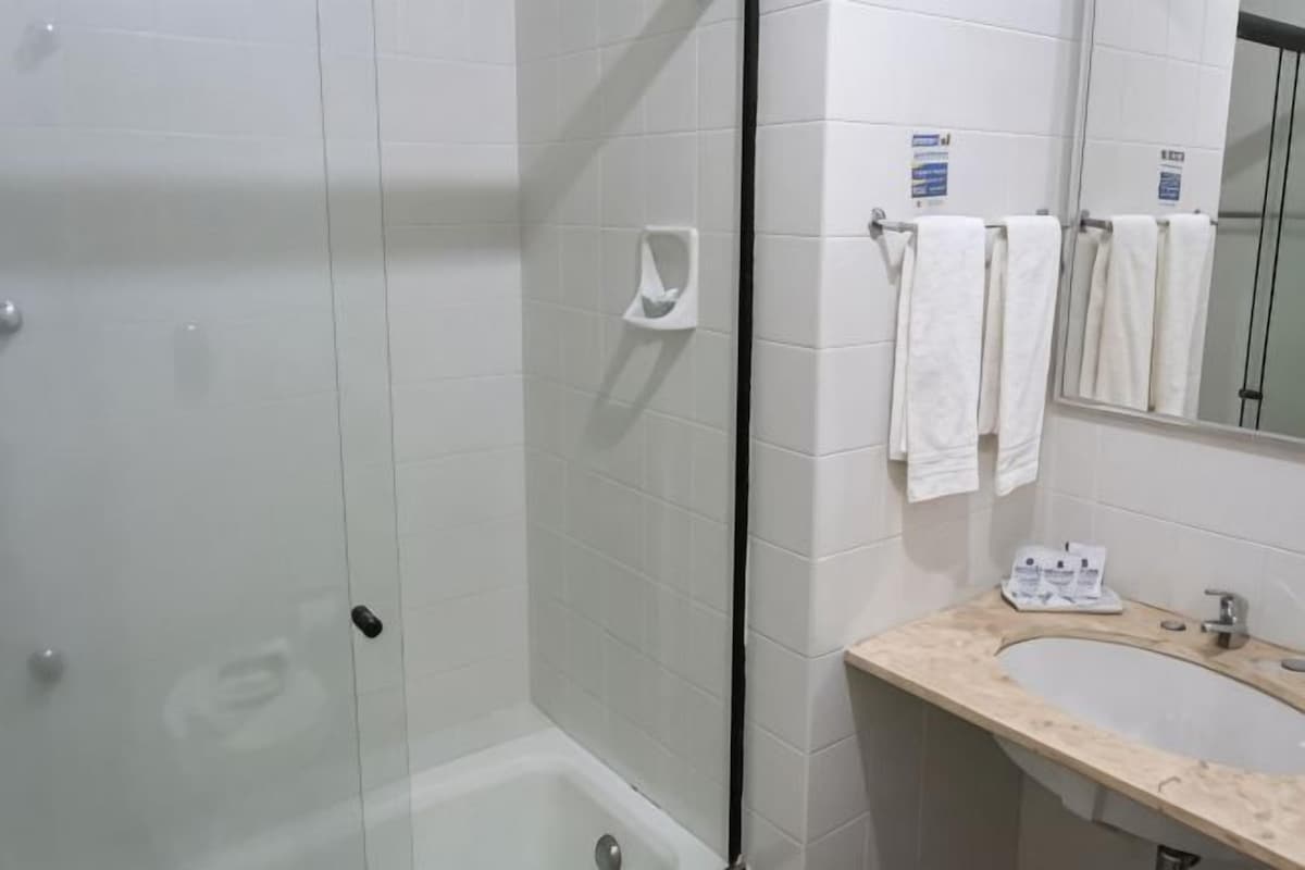 Badezimmer | Kostenlose Toilettenartikel, Handtücher
