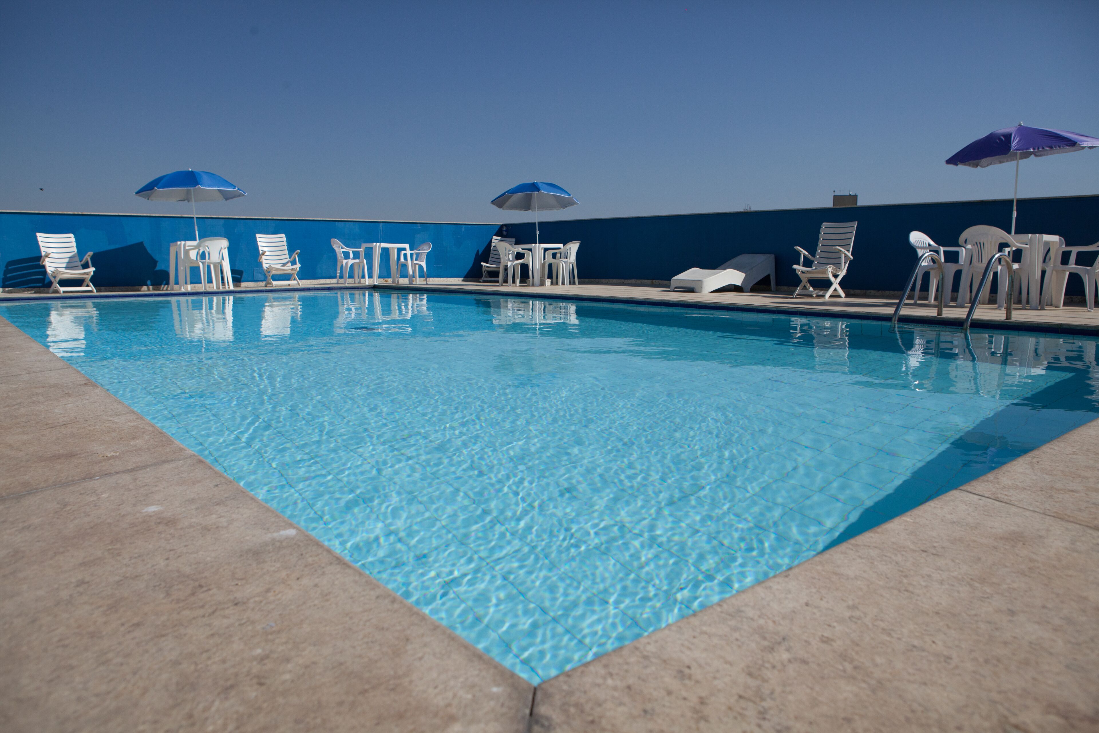 Piscine extérieure, chaises longues