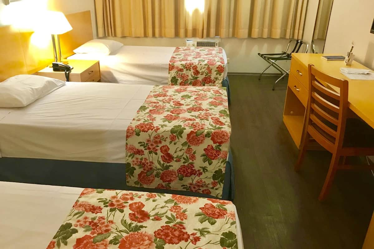 Minibar, caja de seguridad en la habitación, wifi gratis y ropa de cama