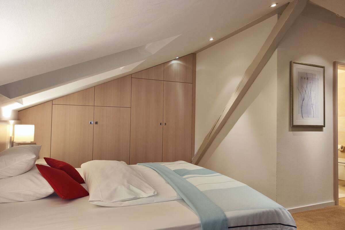 signature room, 1 bedroom | hypo-allergenic bedding, down duvets, free minibar, in-room safe