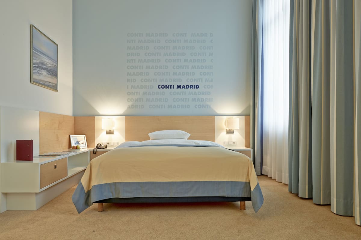 Deluxe Room, 1 Bedroom | 1 bedroom, hypo-allergenic bedding, down comforters, minibar