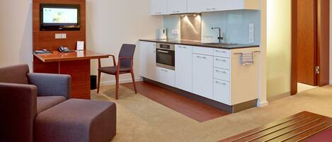 Studio, 1 Bedroom, Kitchenette, Courtyard Area | Private kitchenette