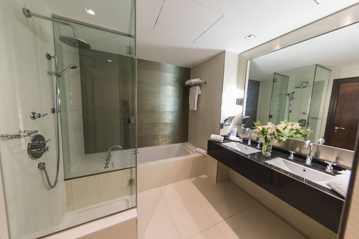 junior suite | bathroom | deep-soaking bathtub, free toiletries, hair dryer, bidet
