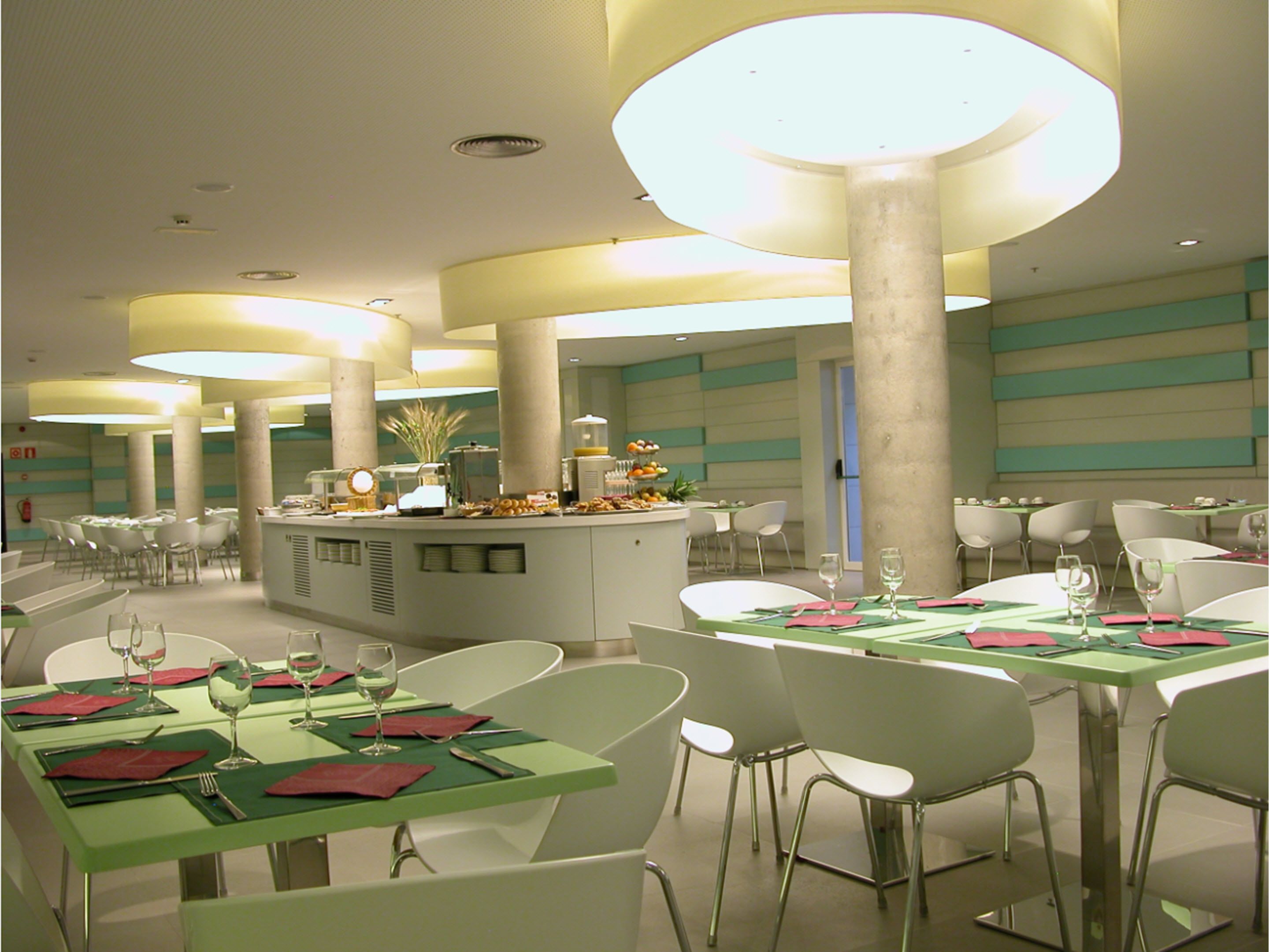 Desayuno buffet diario (EUR 12 por persona)