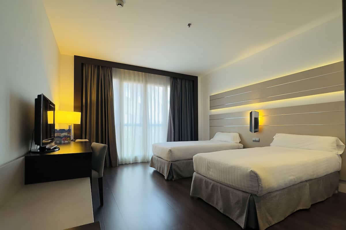 1 chambre, minibar, coffres-forts dans les chambres, bureau