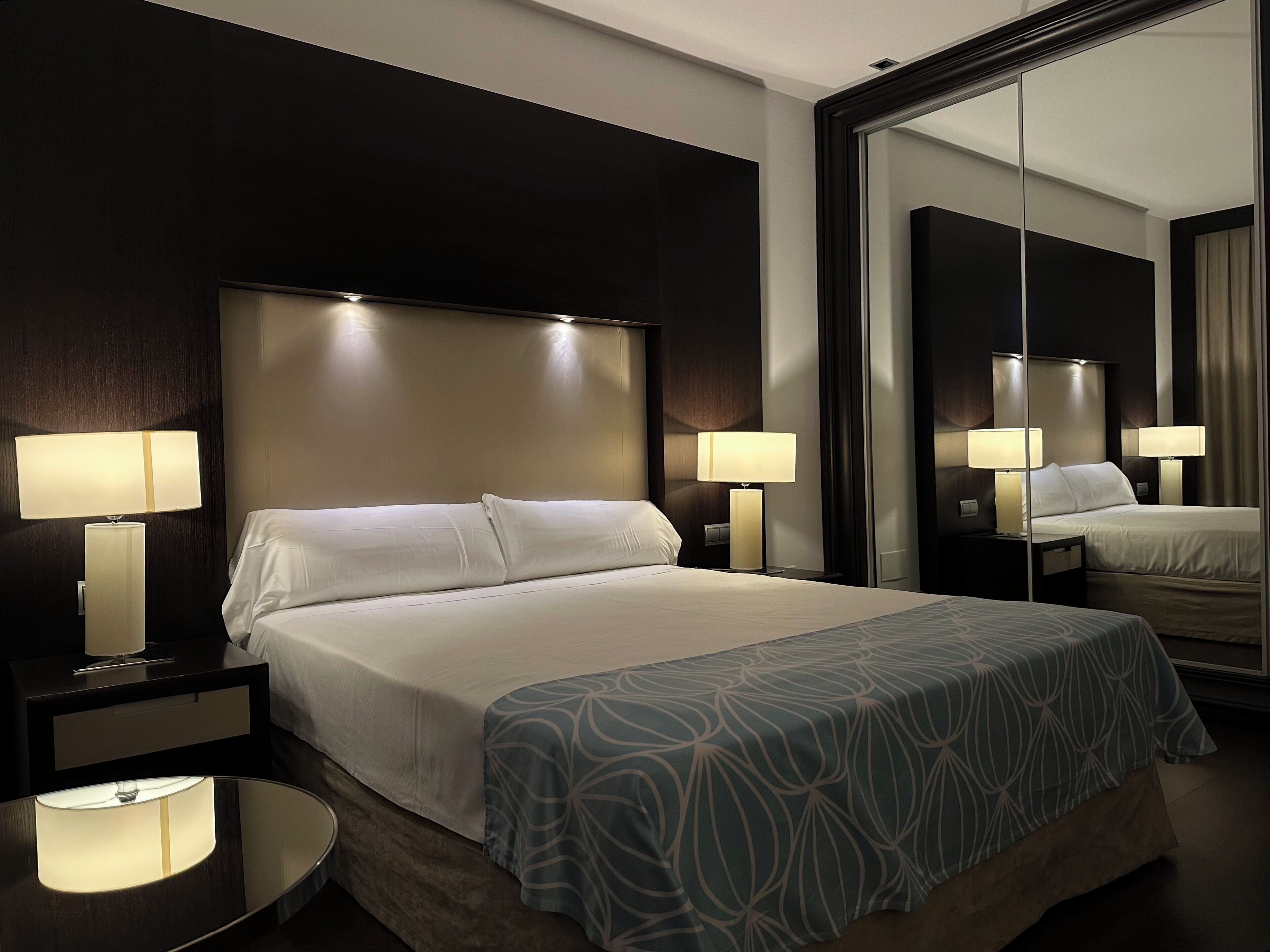 Minibar, coffres-forts dans les chambres, bureau, chambres insonorisées