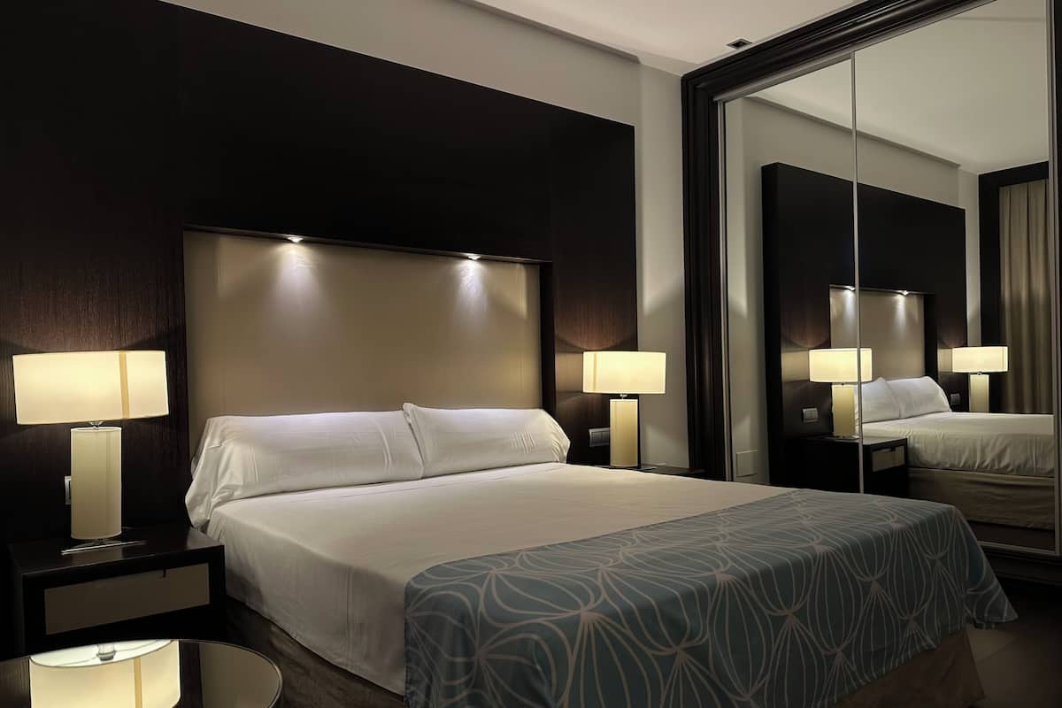 1 chambre, minibar, coffres-forts dans les chambres, bureau