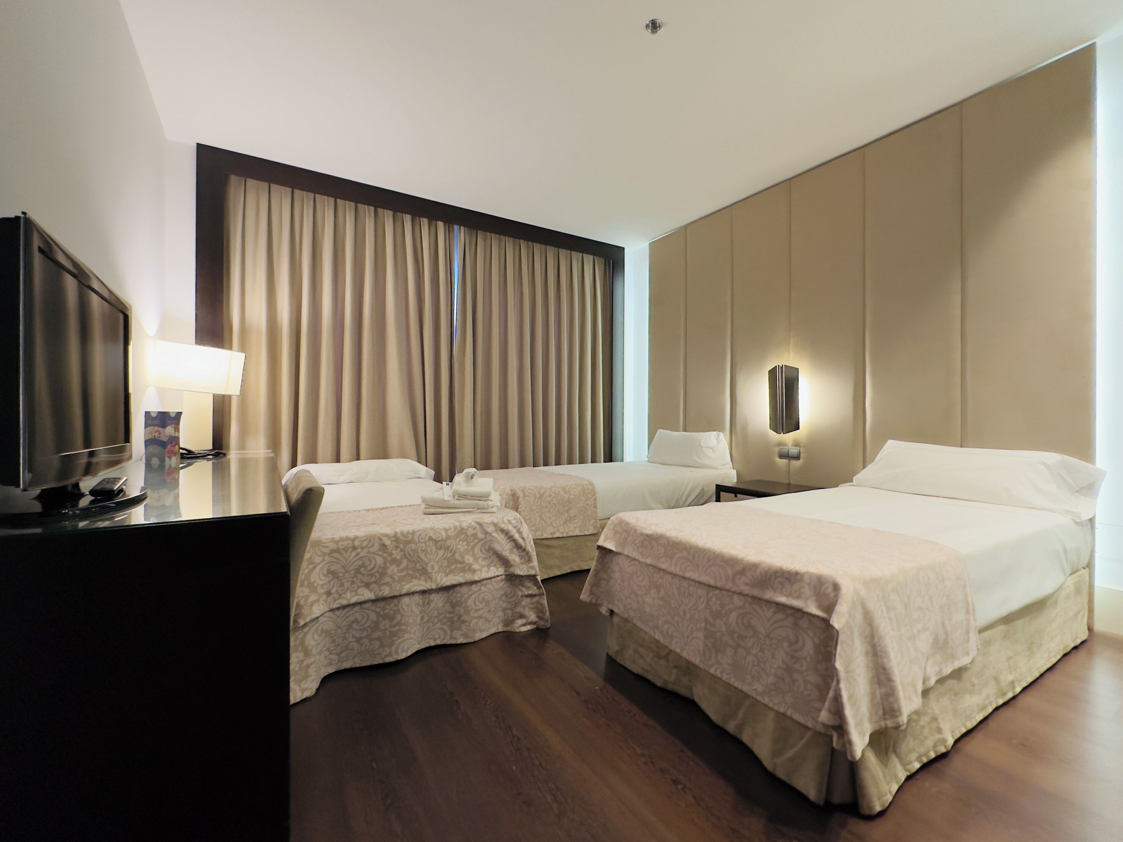 Minibar, coffres-forts dans les chambres, bureau, chambres insonorisées