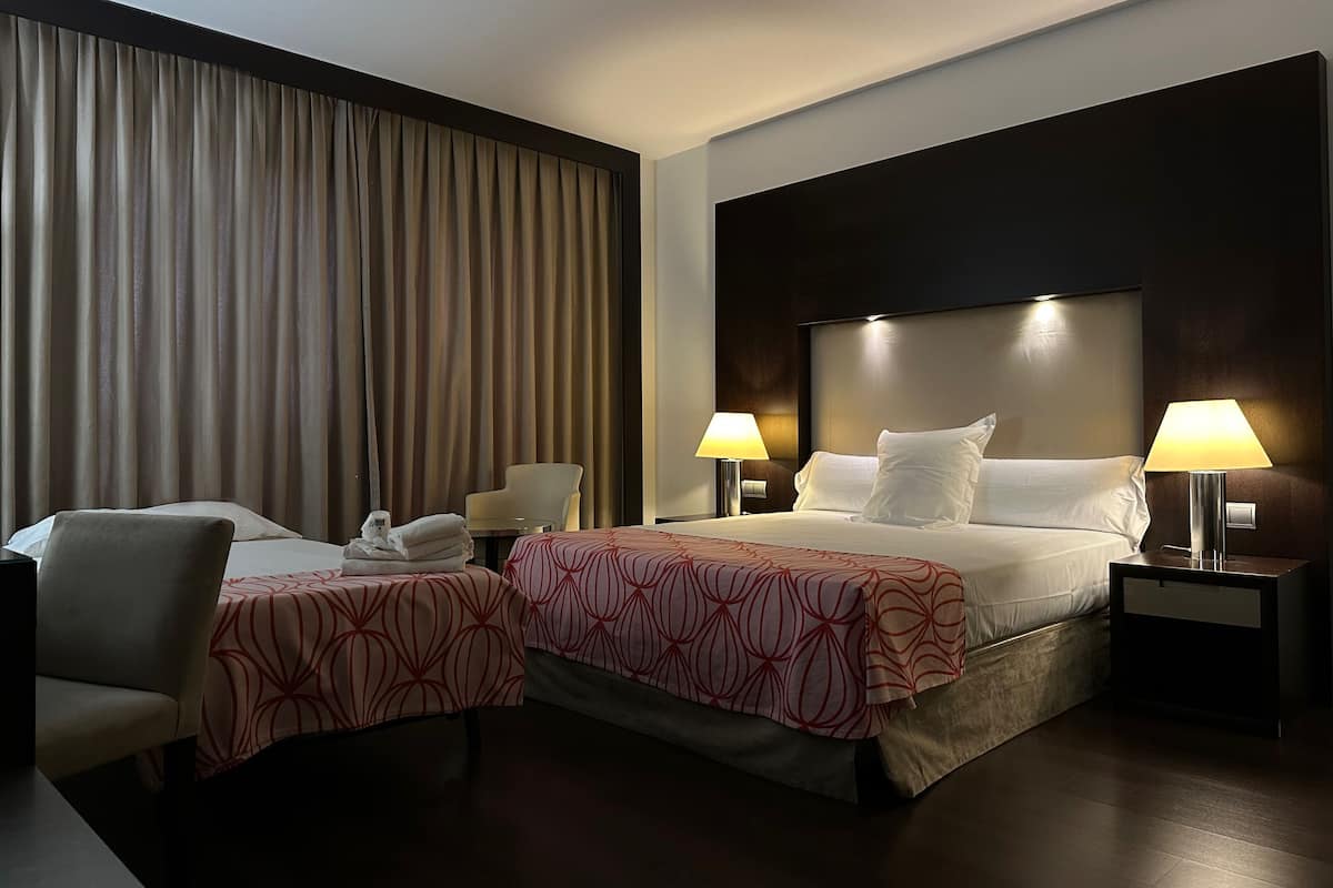 1 chambre, minibar, coffres-forts dans les chambres, bureau