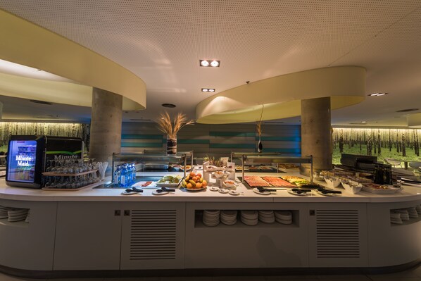Tägliches Frühstücksbuffet (12 EUR pro Person)