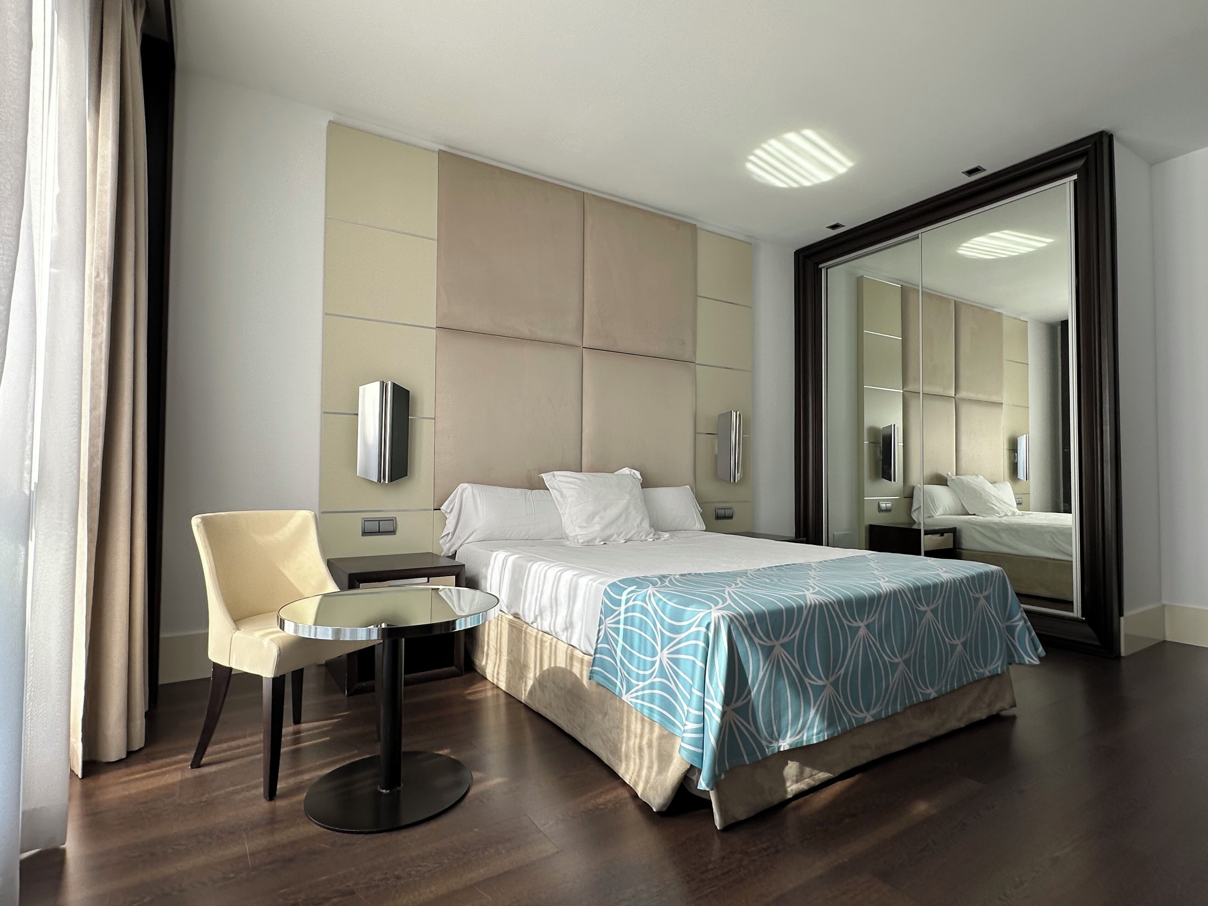 Een minibar, een kluis op de kamer, een bureau, geluiddichte muren