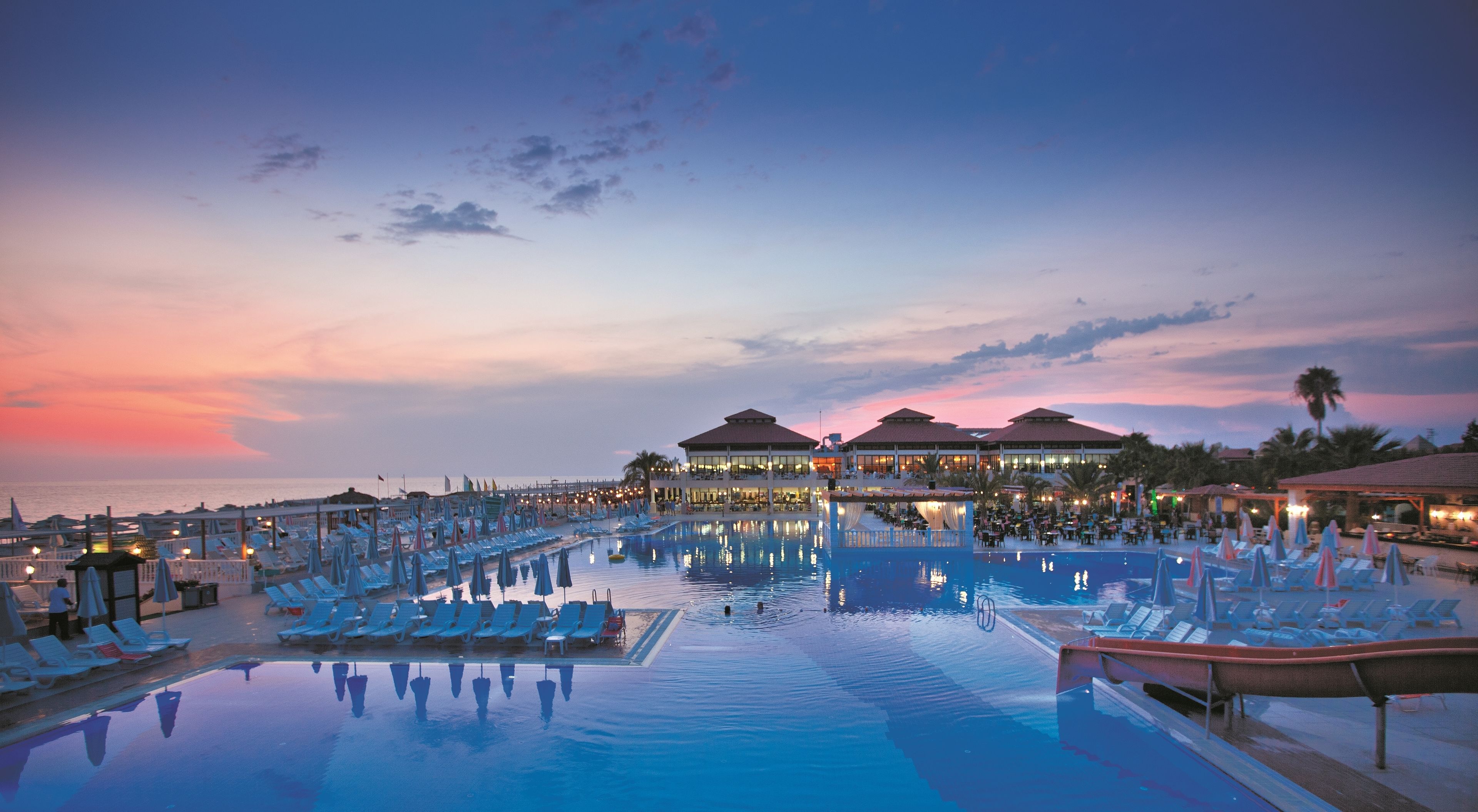 Piscine couverte, 3 piscines extérieures, parasols de plage
