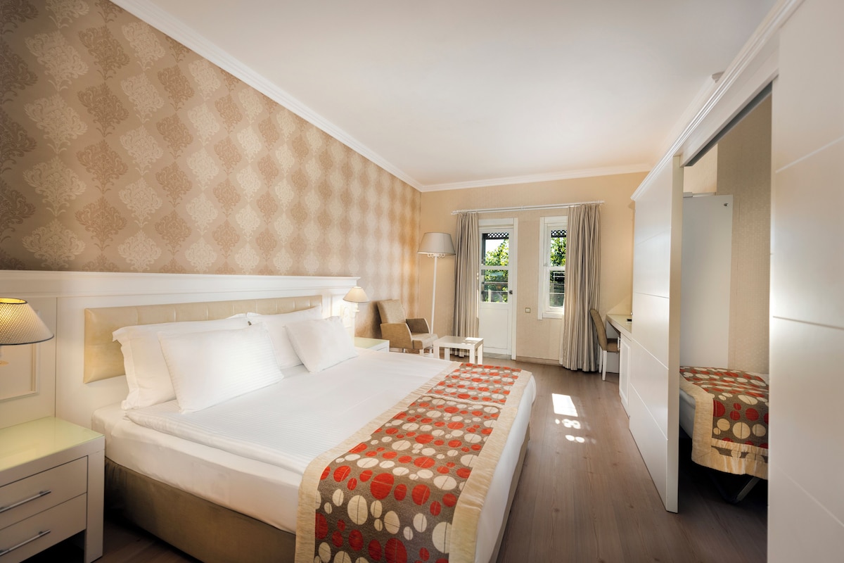 Minibar, WiFi (free), bed sheets