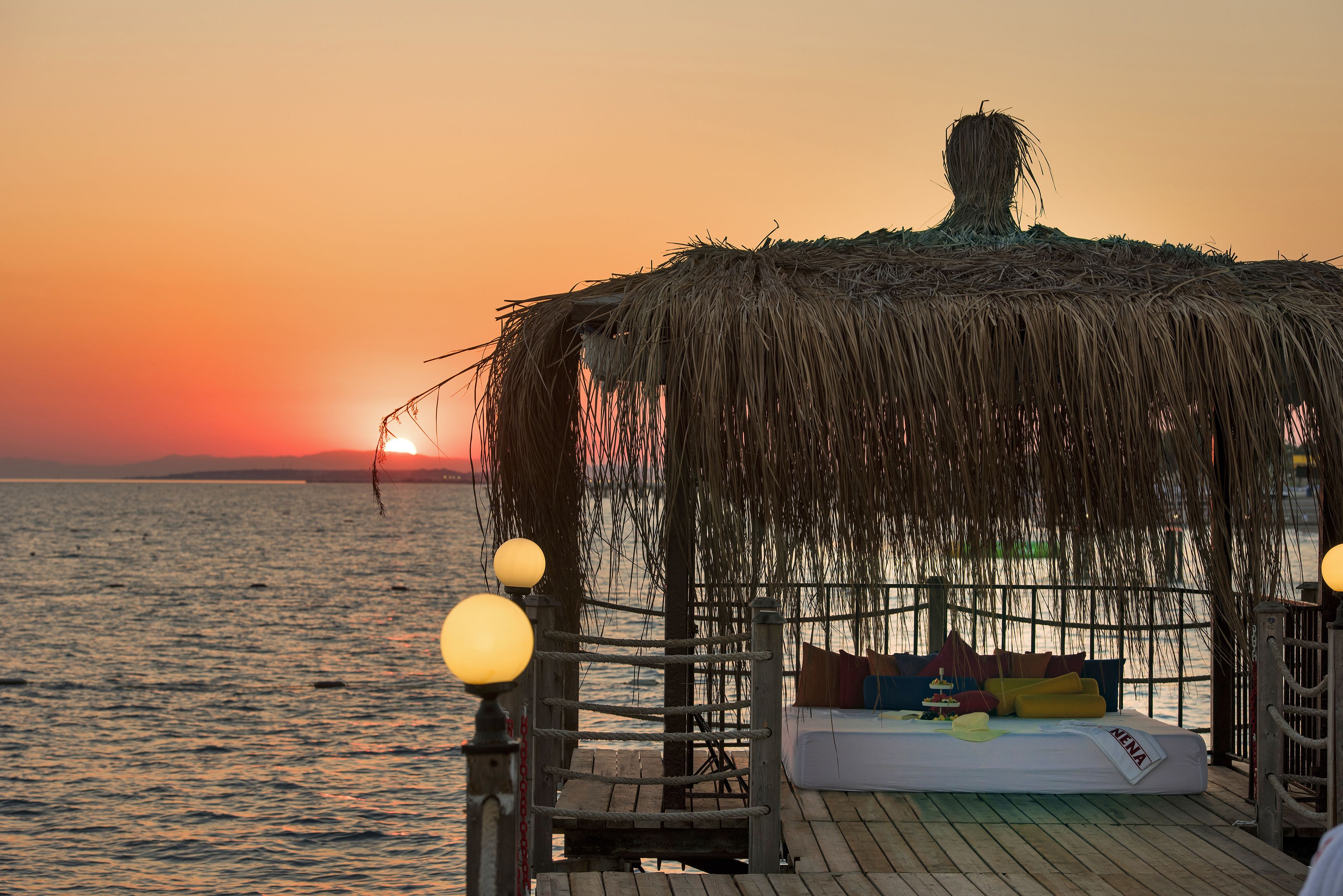 Privat strand, strandtelt (mot et tillegg), solsenger og parasoller