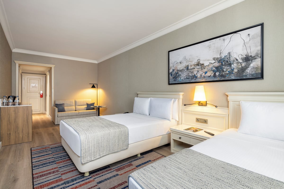 Trendy Triple - 1 King + 1 Single | 1 bedroom, minibar, in-room safe, desk