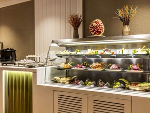 S'hi serveixen esmorzars, dinars, sopars i plats de cuina turca