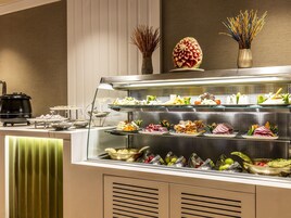 Kahvaltı, öğle yemeği, akşam yemeği ve brunch sunulur