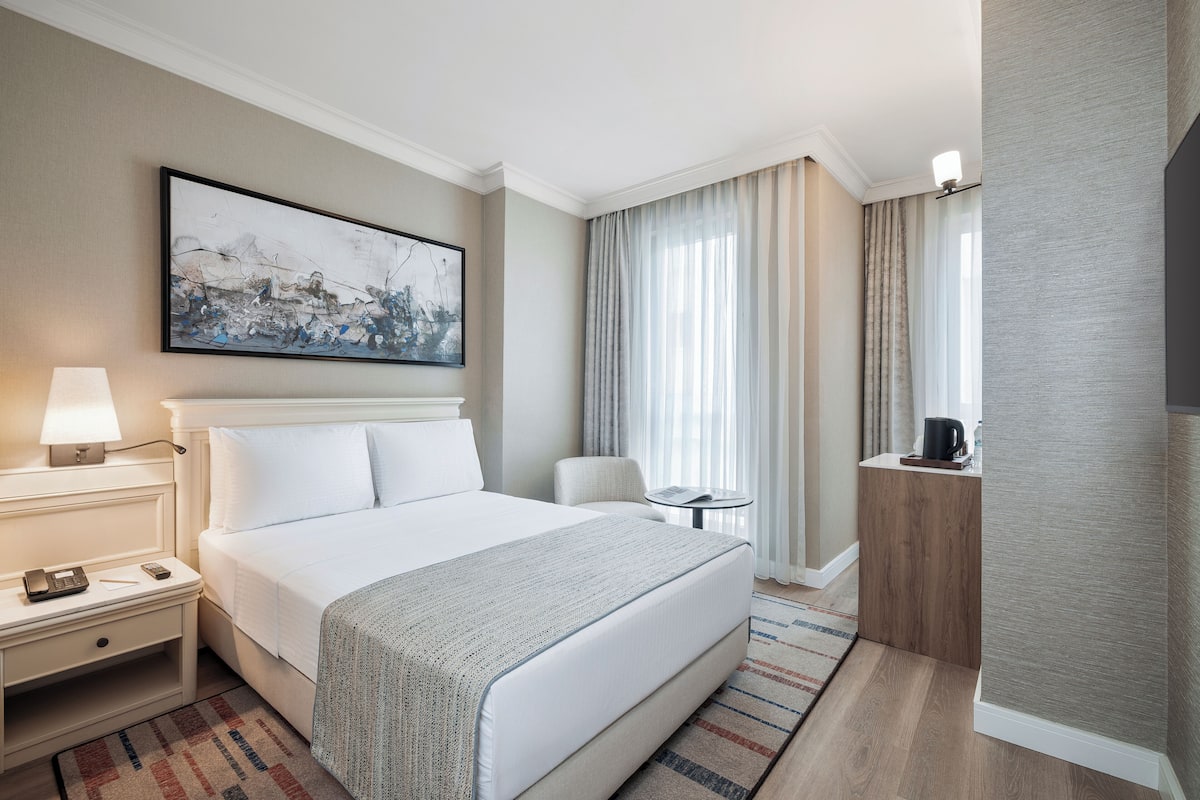 Trendy Room with Queen Size Bed | 1 bedroom, minibar, in-room safe, desk