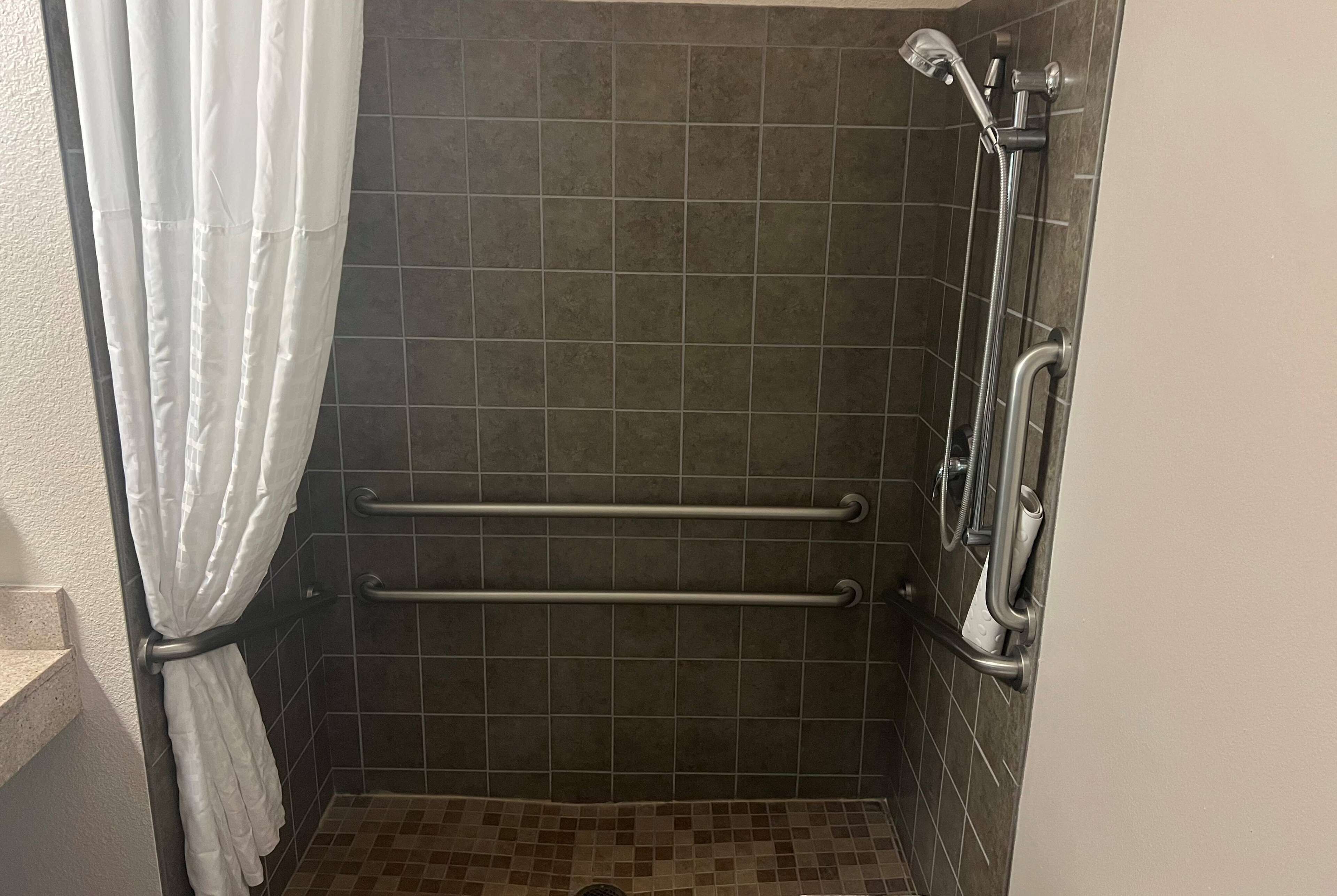 room, 1 king bed, accessible | bathroom | combined shower/bathtub, free toiletries, hair dryer, towels