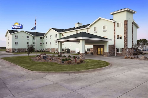 Days Inn & Suites by Wyndham Columbus NE