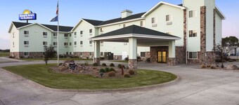 Days Inn & Suites by Wyndham Columbus NE