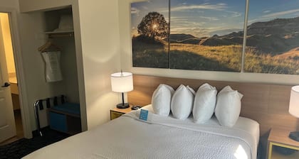 Days Inn & Suites by Wyndham Columbus NE