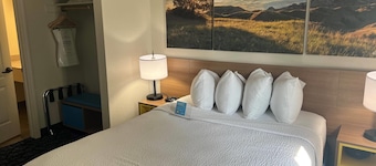 Days Inn & Suites by Wyndham Columbus NE