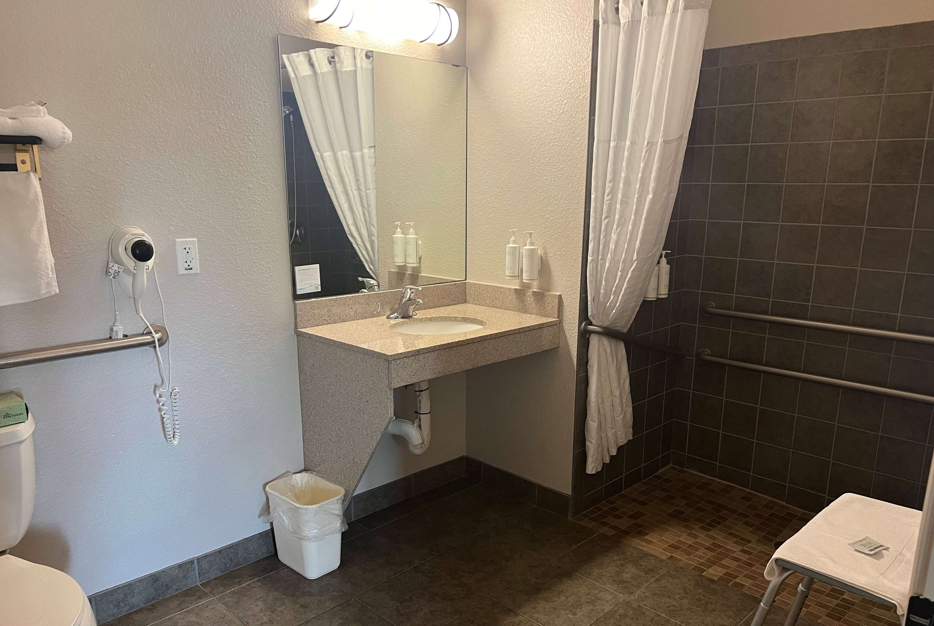 room, 1 king bed, accessible | bathroom | combined shower/bathtub, free toiletries, hair dryer, towels