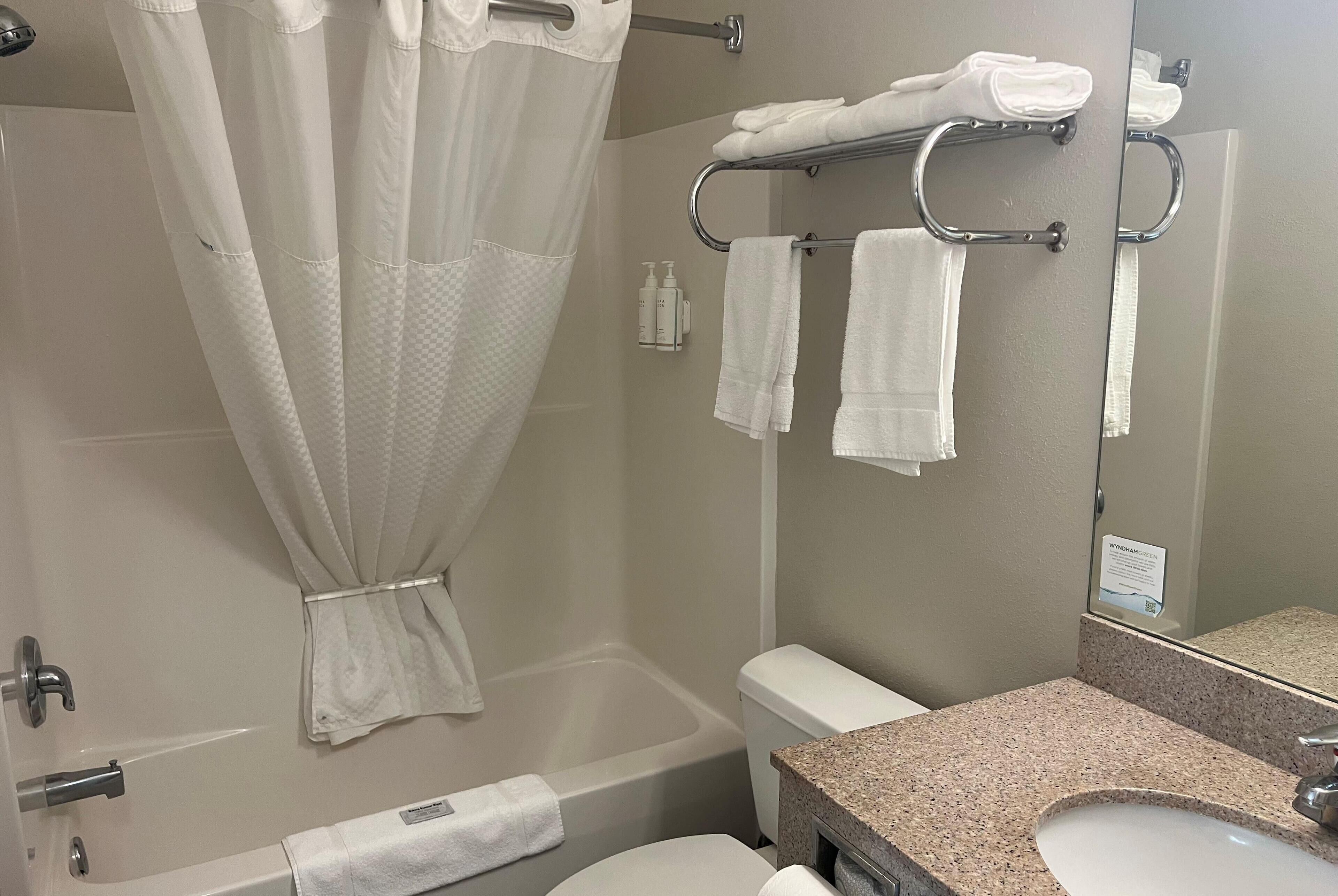 Combined shower/tub, free toiletries, hair dryer, towels