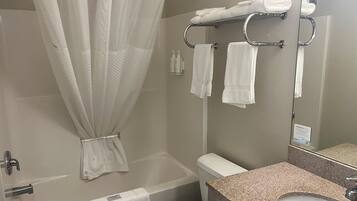 Combined shower/tub, free toiletries, hair dryer, towels