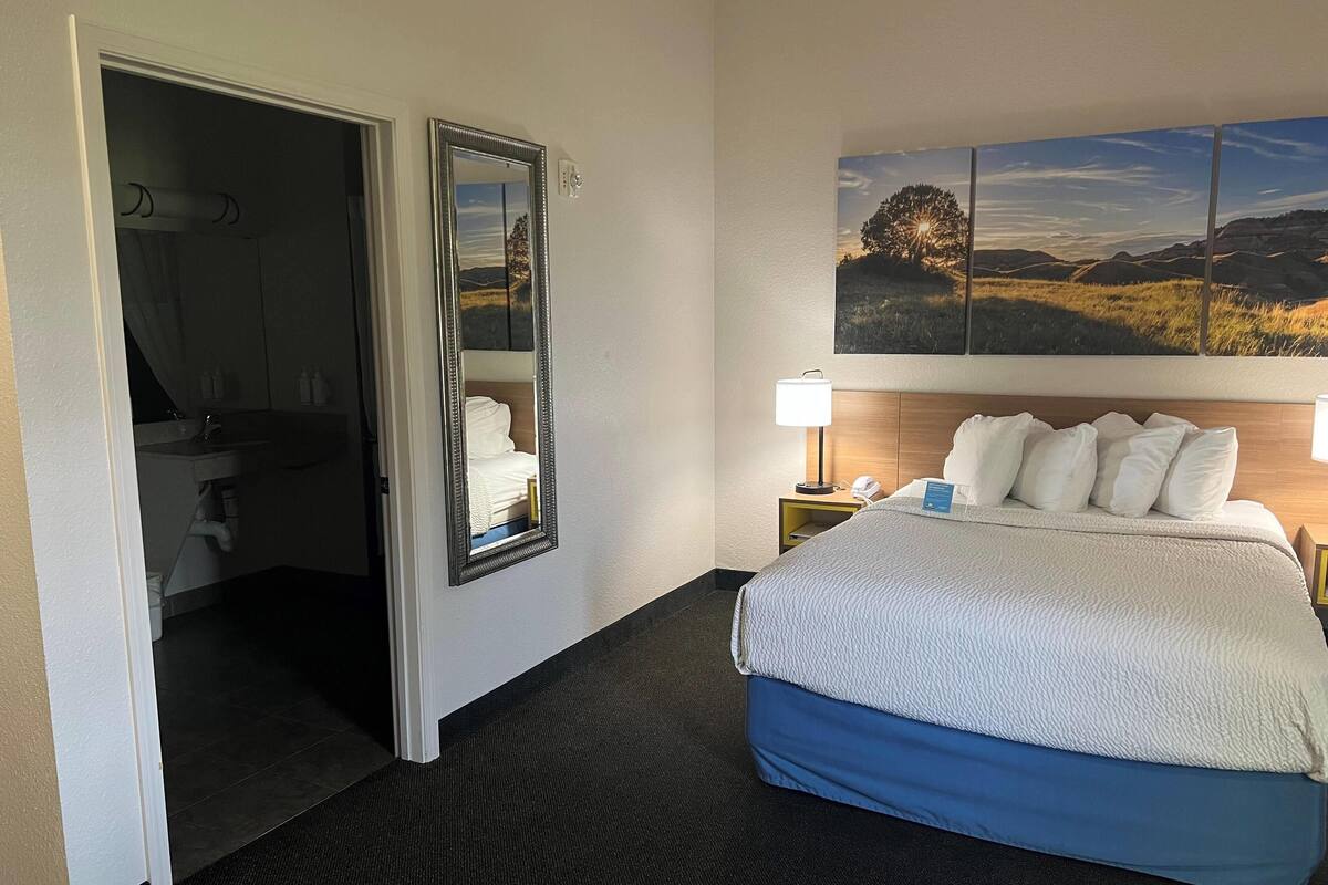 Peti besi dalam bilik, meja, seterika/papan seterika