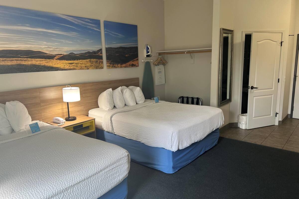 Room, 2 Katil Ratu (Queen), Non Smoking (Full Kitchen) | Peti besi dalam bilik, meja, seterika/papan seterika