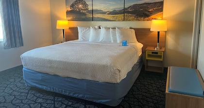 Days Inn & Suites by Wyndham Columbus NE