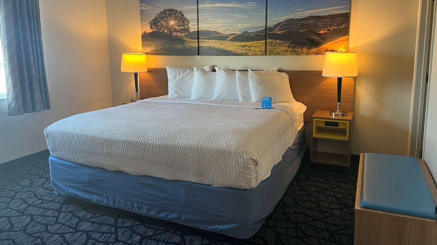 Days Inn & Suites by Wyndham Columbus NE