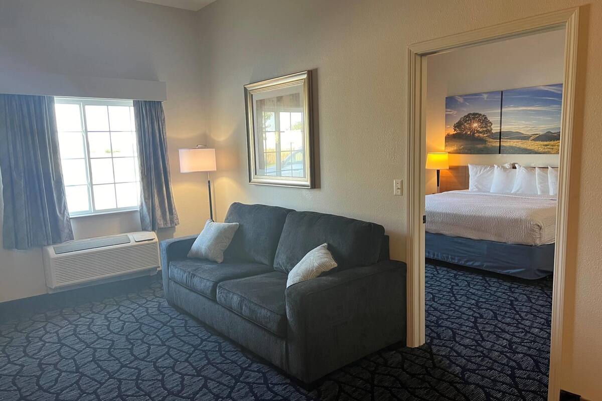 Suite, 1 Katil Raja (King), Non Smoking (Full Kitchen) | Peti besi dalam bilik, meja, seterika/papan seterika