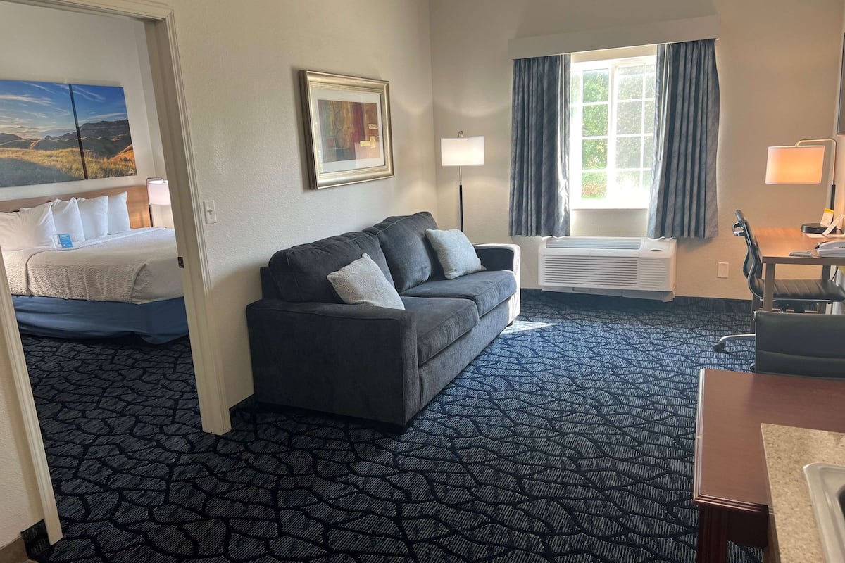 Suite - 1 queensize-seng med sovesofa - ikke-ryger | Pengeskab på værelset, skrivebord, strygejern/strygebræt