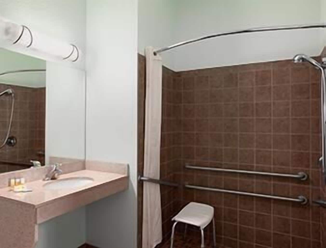 room, 1 king bed, accessible | bathroom | combined shower/bathtub, free toiletries, hair dryer, towels