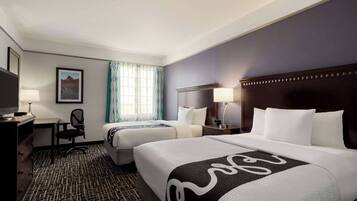 客房, 2 張加大雙人床, 無障礙, 非吸煙房 (Mobility, Bathtub w/ Grab Bars) | 高級寢具、羽絨被、特厚豪華床墊、書桌