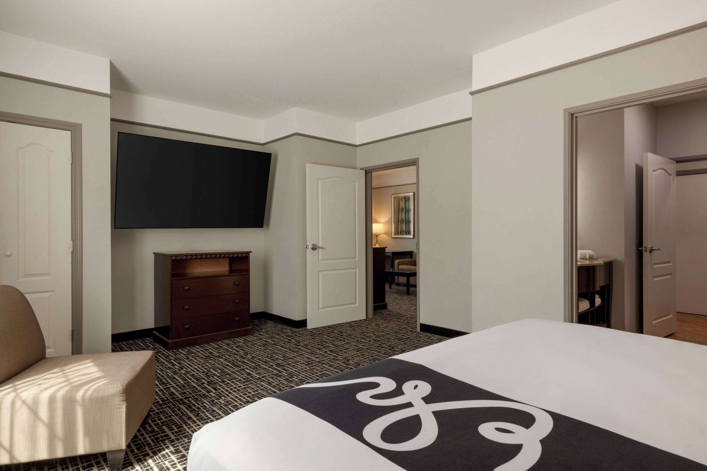 deluxe room, 1 king bed, non smoking (deluxe executive room) | premium bedding, down duvets, pillow-top beds, desk